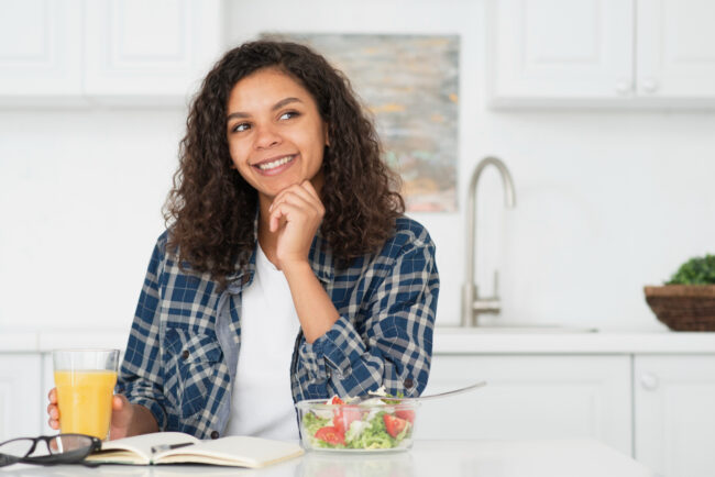 Mujer comiendo de manera consciente