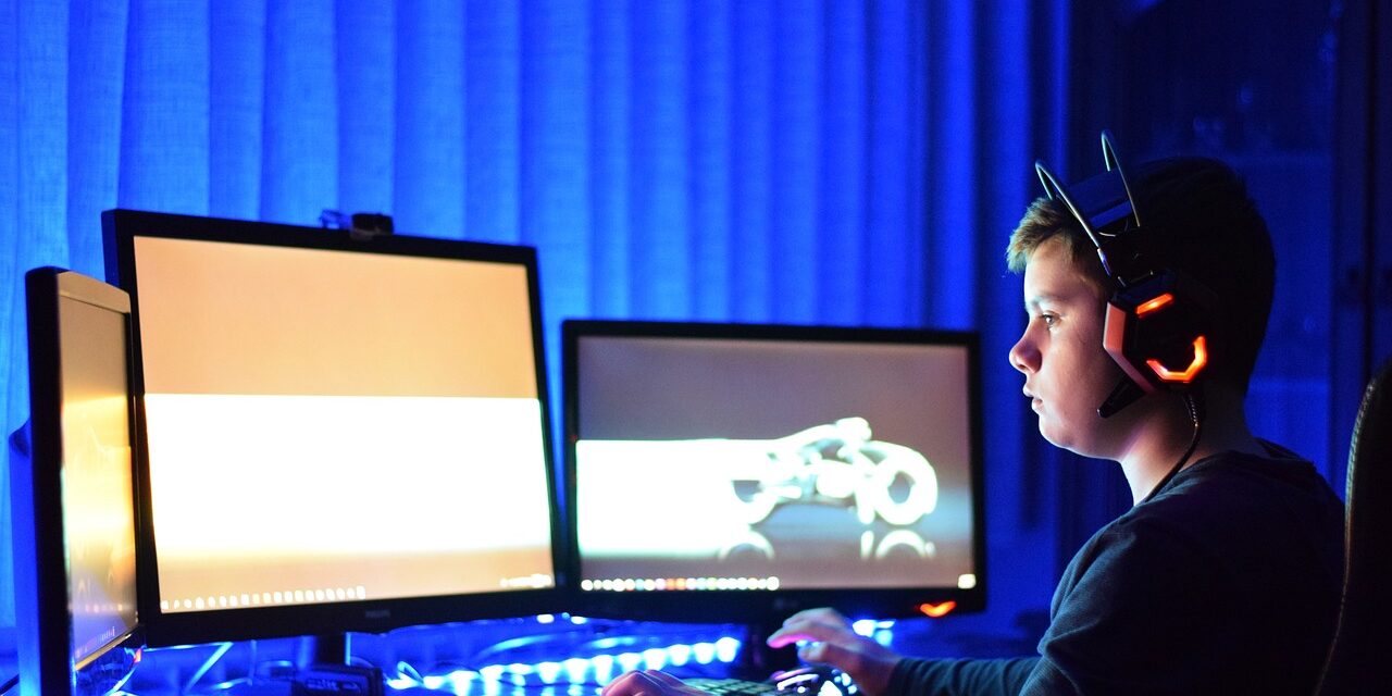 Chico jugando en línea