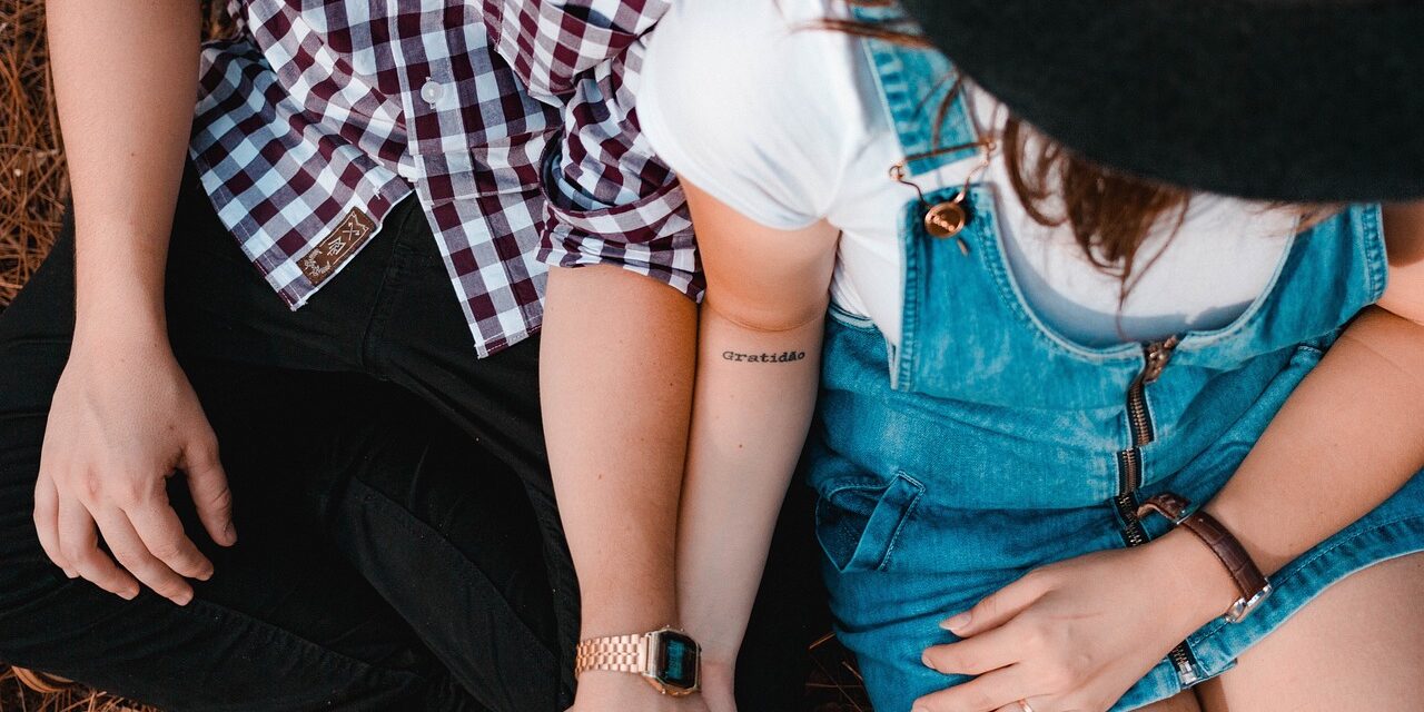 Pareja sujetando las manos