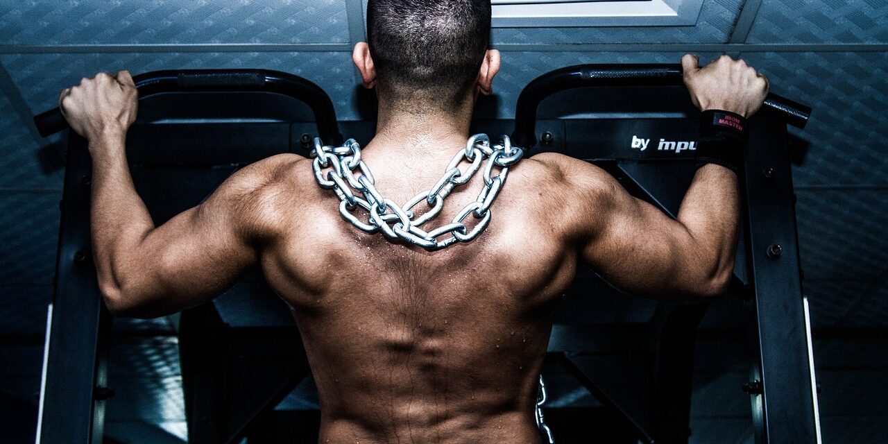 Hombre musculoso haciendo dominadas