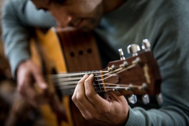 Chico tocando la guitarra