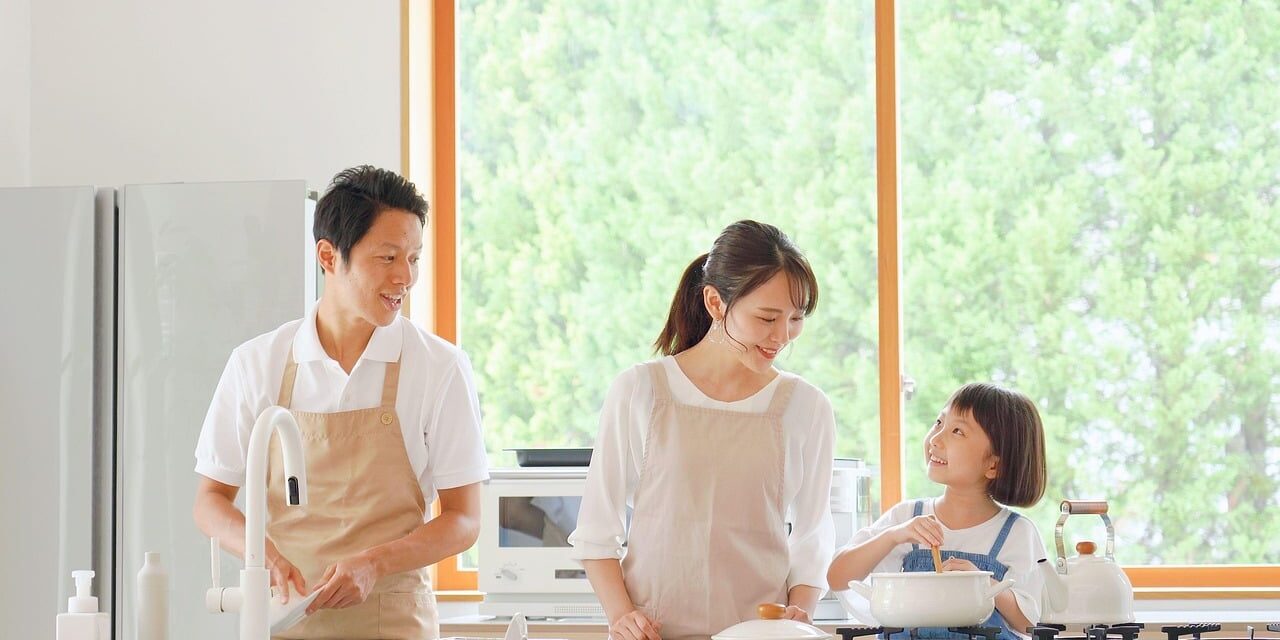 familia cocinando